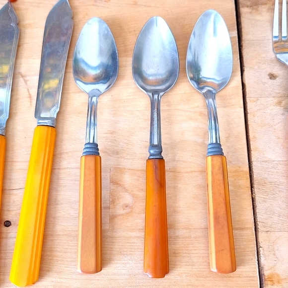 Mixed Lot of 37 Vintage Mid-Century Bakelite Utensils in Yellow-Orange. - Picture 4 of 10